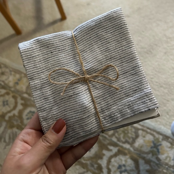 Crate & Barrel set of 4 cocktail napkins (100% linen) NWT - Picture 2 of 7